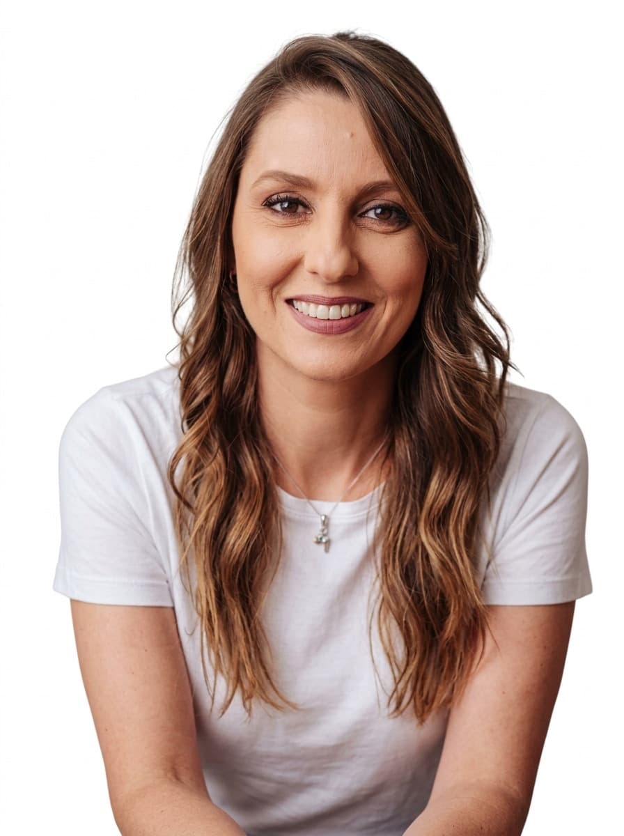 Marina Proença, mentora de carreira e liderança, em pé e sorrindo, recortada sobre a colagem de encerramento.